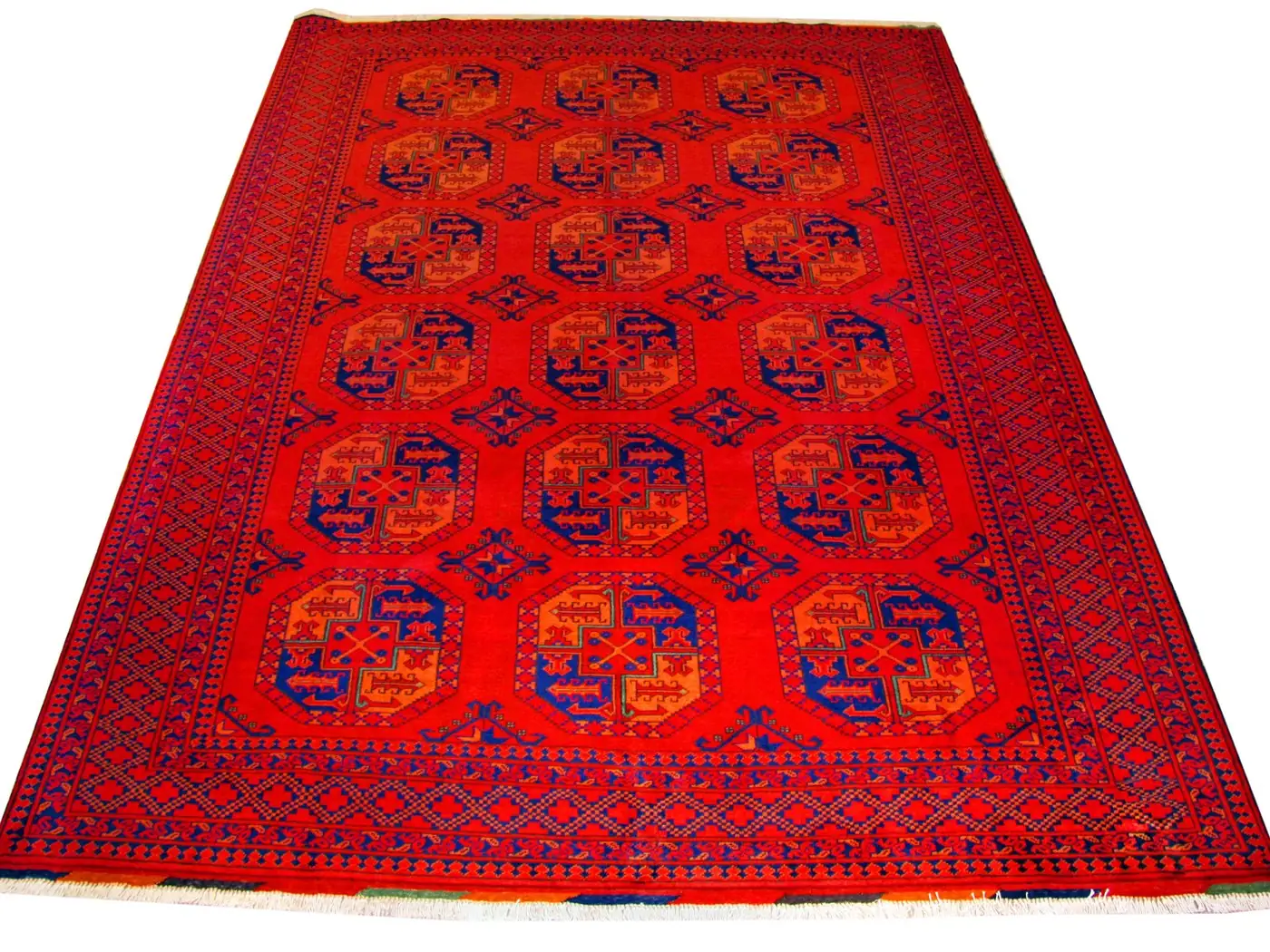 Ein roter afghanischer Teppich mit Göl-Muster