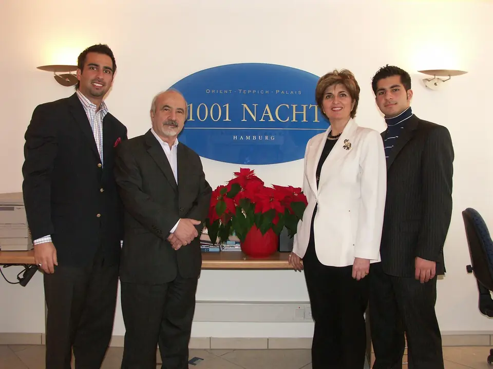 Das Team von 1001 Nacht im Foyer des Orient-Teppich-Palais