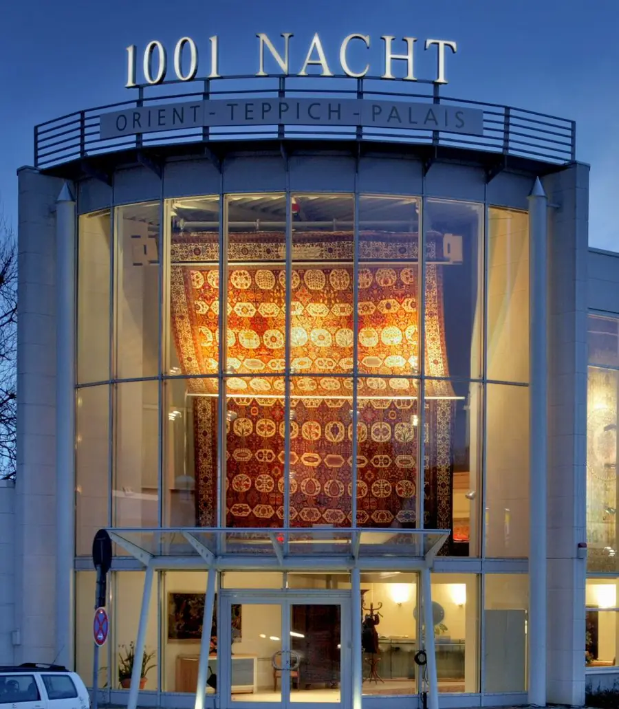Der beleuchtete Rundbau des Orient-Teppich-Palais 1001 Nacht in Hamburg