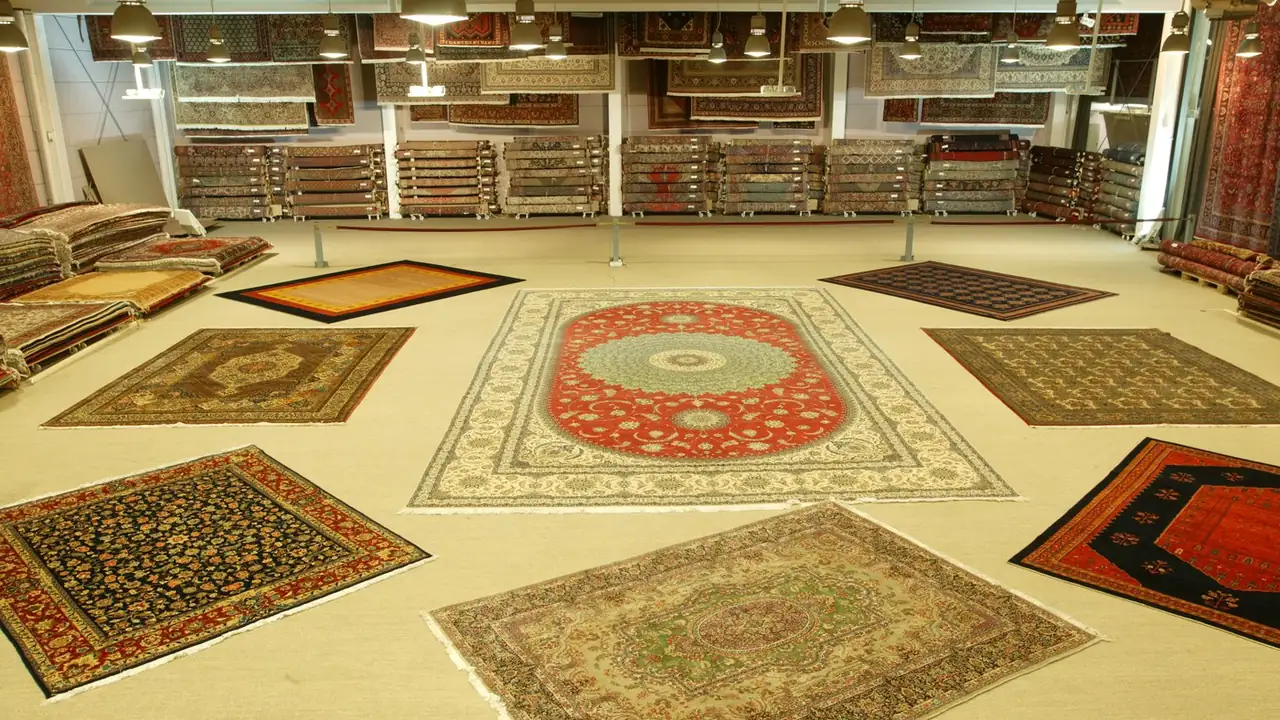 Blick in die Ausstellung von 1001 Nacht mit ausgelegten Orientteppichen